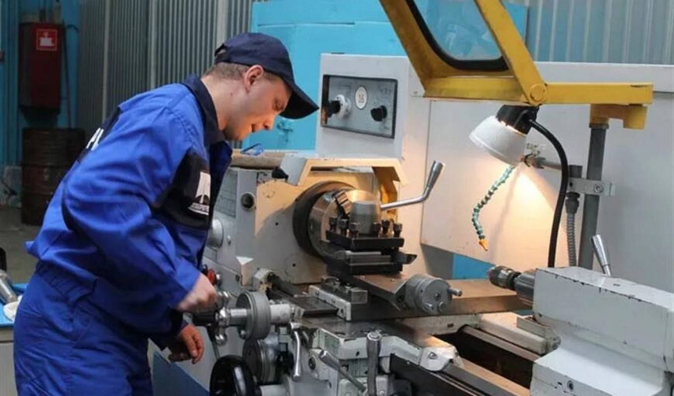 Станочные работы в мастерской